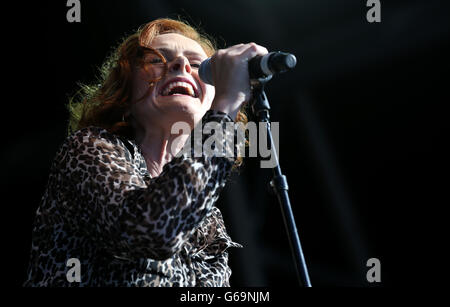 Alison Moyet se produit sur la scène Icons à Brighton et Hove Pride 2013 au Preston Park dans la ville. Banque D'Images