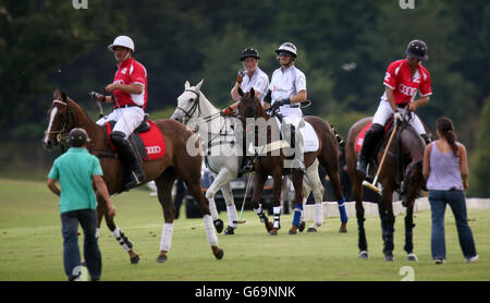 Le Prince Harry joue dans un match de polo de charité au défi Audi Polo, à Coworth Park, Berkshire. Banque D'Images