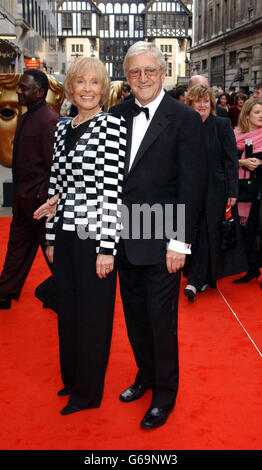 Le présentateur de télévision Michael Parkinson et sa femme Mary arrivent pour les British Academy Television Awards au London Palladium. Banque D'Images