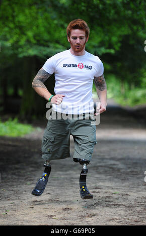 Lance Bombardier James Simpson de l'Artillerie royale lors d'une séance d'entraînement dans les bois près d'Otley, Leeds, en prévision de la course Spartan, il concourt en septembre. Banque D'Images