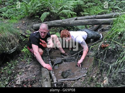 Lance Bombardier James Simpson de l'Artillerie royale avec l'entraîneur-chef Michael Cohen lors d'une séance d'entraînement dans les bois près d'Otley, Leeds, en prévision de la course Spartan, il est en compétition en septembre. Banque D'Images