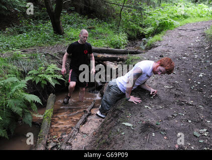 Lance Bombardier James Simpson de l'Artillerie royale avec l'entraîneur-chef Michael Cohen lors d'une séance d'entraînement dans les bois près d'Otley, Leeds, en prévision de la course Spartan, il est en compétition en septembre. Banque D'Images