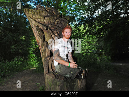 Lance Bombardier James Simpson de l'Artillerie royale lors d'une séance d'entraînement dans les bois près d'Otley, Leeds, en prévision de la course Spartan, il concourt en septembre. Banque D'Images