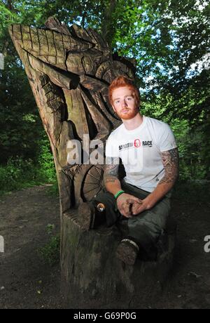 Lance Bombardier James Simpson de l'Artillerie royale lors d'une séance d'entraînement dans les bois près d'Otley, Leeds, en prévision de la course Spartan, il concourt en septembre. Banque D'Images