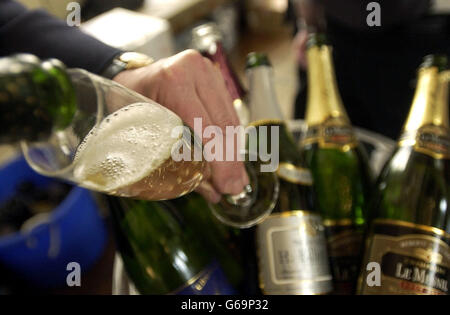 Un homme verse une coupe de champagne à la dégustation annuelle de champagne, qui a lieu dans le centre de Londres.L'événement est l'un des plus grands au monde, avec des centaines de Champagnes au choix.26/05/2004: Les Britanniques rattrapent progressivement les Français dans leur amour du champagne, selon un rapport publié le mercredi 26 mai 2004.Les ventes de bulles au Royaume-Uni ont grimpé en flèche ces dernières années, tandis que la demande a perdu son vizz de l'autre côté de la Manche, ont déclaré les analystes de marché Mintel. Banque D'Images