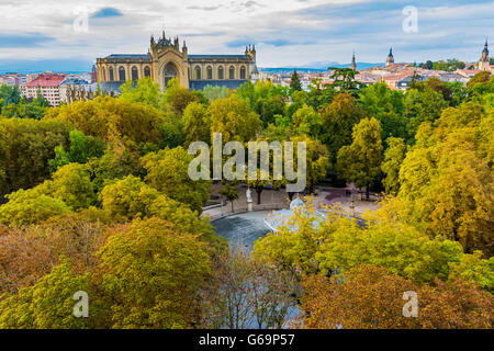 Florida Park à l'automne, à l'arrière-plan de la nouvelle cathédrale. Vitoria-Gasteiz, Alava, Pays Basque, Espagne, Europe Banque D'Images