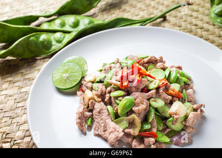 Thai Food Pad sa pi Ka tor (Parkia speciosa Moo a tiré les haricots avec la pâte de crevettes et porc) repas traditionnel du sud de la Thaïlande Banque D'Images