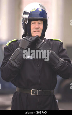 Sir John Stevens, le commissaire de la police métropolitaine, porte un costume d'émeute lors d'une visite du nouveau centre de formation à la fine pointe des armes à feu et à l'ordre public de la force, qui a ouvert. Le centre, à Gravesend, Kent, *..a quelques-unes des installations les plus avancées du genre dans le monde, et comprend des aires de tir intérieur et extérieur, des rues fictives, des maisons, des pubs et des boîtes de nuit pour former les policiers de Londres. Banque D'Images