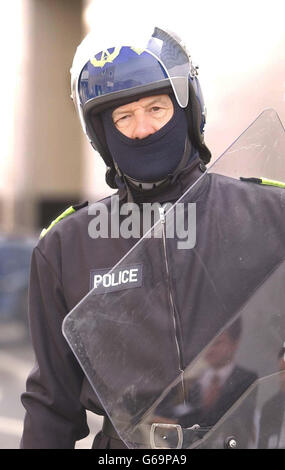 Sir John Stevens, le commissaire de la police métropolitaine, porte un costume d'émeute lors d'une visite du nouveau centre de formation à la fine pointe des armes à feu et à l'ordre public de la force, qui a ouvert. Le centre, à Gravesend, Kent, *..a quelques-unes des installations les plus avancées du genre dans le monde, et comprend des aires de tir intérieur et extérieur, des rues fictives, des maisons, des pubs et des boîtes de nuit pour former les policiers de Londres. Banque D'Images