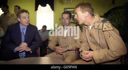 Le Premier ministre Tony Blair rencontre des aviateurs à la RAF Leuchars à Fife, en Écosse.De gauche à droite sont photographiés les membres de l'escadron 111, le lieutenant de vol Simon Clarke et le chef de l'escadron Rolfie Dunne.*..M. Blair a entendu des récits de première main sur le conflit en Irak de la part des pilotes de chasse qui sont considérés comme le premier personnel opérationnel que M. Blair a rencontré depuis le début de la guerre et qui sont retournés à la base aérienne après avoir passé neuf semaines au Moyen-Orient. Banque D'Images