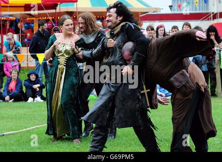 Maid Marion (Jess Cresswell) est pris par les hommes du shérif lors du 29e festival annuel de Robin des Bois à la réserve naturelle nationale de la forêt de Sherwood, Edwinstowe, Notinghamshire. Banque D'Images