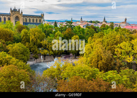 Florida Park à l'automne, à l'arrière-plan de la nouvelle cathédrale. Vitoria-Gasteiz, Alava, Pays Basque, Espagne, Europe Banque D'Images