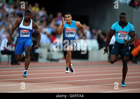 Adam Gemili (au centre), en Grande-Bretagne, remporte la course masculine de 100 mètres B devant Harry Aikines-Aryeetey (à droite) et Joel Feron, en Grande-Bretagne, lors de la première journée de la rencontre de l'IAAF London Diamond League au stade olympique de Londres. Banque D'Images