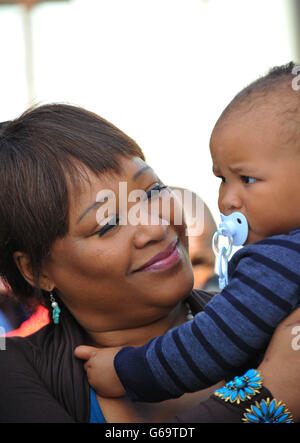 Zindzi Mandela, fille de Nelson Mandela lors de la célébration de la course mondiale du Clipper Round avec les Ambassadeurs arc-en-ciel de Sapinda à Rosebank à Johannesburg, en Afrique du Sud. Banque D'Images