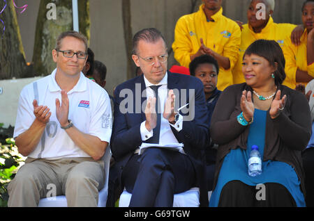 Clipper Round the World Yacht Race avec Zindzi Mandela, fille de Nelson Mandela lors du Fonds Nelson Mandela pour les enfants célébration de la Clipper Round the World Yacht Race avec les Ambassadeurs Sapinda Rainbow à Rosebank à Johannesburg, Afrique du Sud. Banque D'Images