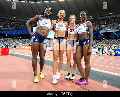 Dana Asher-Smith, Annabelle Lewis, Ashleigh Nelson et Annika Onuora, en Grande-Bretagne (gauche-droite), après les 4 x 100 mètres des femmes au cours de la première journée de la rencontre de l'IAAF de la Ligue des diamants de Londres, au stade olympique de Londres. Banque D'Images