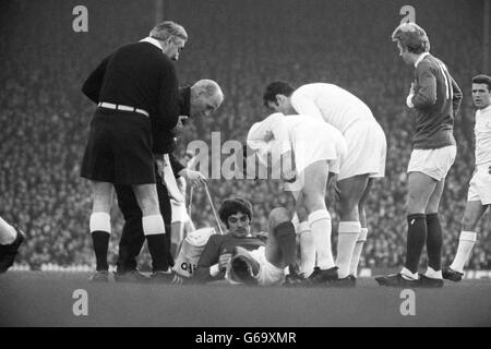 George Best reçoit un traitement lors des matchs de la coupe d'Europe de Manchester United contre le Real Madrid à Old Trafford. Banque D'Images