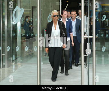 Mary Murray (à gauche) la veuve du pompier Brian Murray quitte le circuit Criminal court de Dublin alors que le conseil du comté de Wicklow a plaidé auprès du juge Desmond Hogan pour qu'il ne l'ait pas frappé avec une amende de trois millions d'euros (2,6 millions d'euros) pour violations de santé et de sécurité après le décès de M. Murray et de son collègue Mark O'Shhaughnessy Alors qu'ils assistaient à un incendie dans une usine d'encre désutilisée à Adelaide Villas à Bray le 26 septembre 2007. Banque D'Images