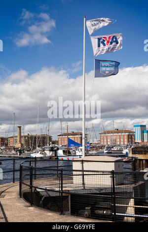 Le Comté de Durham, Royaume-Uni, Hartlepool, Marina, drapeaux flottants Banque D'Images