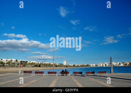 Couple assis sur un banc à Salou (Tarragone, Catalogne, Espagne). Banque D'Images