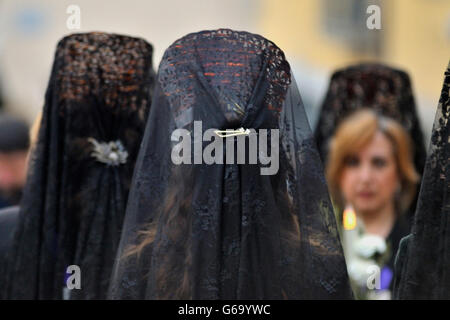 Les femmes avec mantilla et peigne dans la procession du Vendredi Saint de San Lorenzo de El Escorial (Madrid), Espagne. Banque D'Images