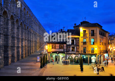 Le pont-aqueduc romain et Cándido restaurant à la place Azoguejo à Ségovie, Espagne. Banque D'Images