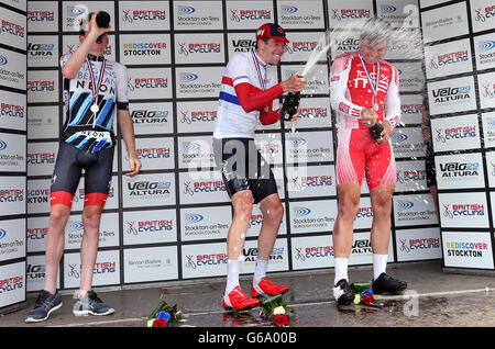 Scott Davies célèbre après avoir remporté le contre-la-montre des moins de 23 ans aux côtés de la deuxième places Tao Geoghegan Hart (à gauche) et troisième placé Gabriel Cullaigh (droite) à la suite de la British Cycling Route National Championships à Stockton-on-Tees. Banque D'Images