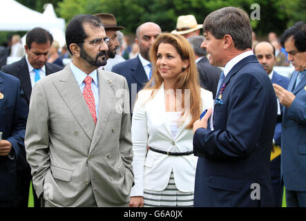 Le propriétaire Sheikh Mohammed bin Rashed al-Maktoum parle avec son directeur de course Simon Crisford (à droite) et sa femme la princesse Haya bint Al Hussein pendant la deuxième journée du glorieux Goodwood à l'hippodrome de Goodwood, Chichester. Banque D'Images