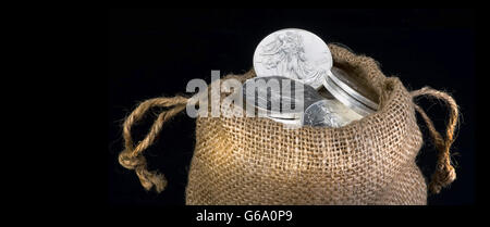 Sac de jute silver eagle dollars avec prix pour votre type. Banque D'Images