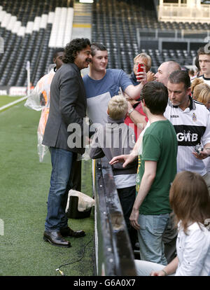 Shahid Khan, président de Fulham, s'entretient avec les fans lors de l'accueil chaleureux d'avant-saison à Craven Cottage, Londres Banque D'Images