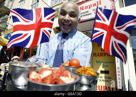 Abdul Latif se tient devant son restaurant indien Rupali dans le marché Bigg de Newcastle, après avoir offert des repas gratuits aux forces britanniques qui ont servi en Irak pendant les cinq prochaines années.Abdul Latif, 47 ans, né au Bangladesh, accueillera militaires et femmes,Et leurs familles, *..pour des repas gratuits dans son restaurant Rupali jusqu'en 2008 et dit qu'il le faisait à cause du travail merveilleux que les forces britanniques ont fait dans le golfe. Banque D'Images