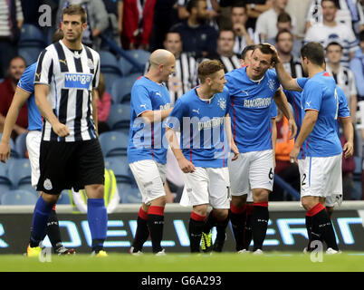 Football - pré-saison amical - Rangers v Newcastle United - Ibrox Stadium.Lee McCulloch des Rangers (deuxième à droite) célèbre son but avec des coéquipiers lors du match amical d'avant-saison au stade Ibrox, à Glasgow. Banque D'Images