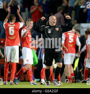 Jim Bentley, directeur de Morecambe, célèbre ses équipes de 1 à 0 victoires contre Wolverhampton Wanders après le coup de sifflet final Banque D'Images