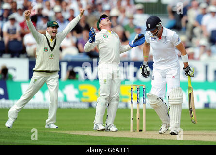 Kevin Pietersen (à droite), en Angleterre, est pris par Brad Haddin, en Australie, alors que le capitaine Michael Clarke (à gauche) célèbre pendant la première journée du quatrième match d'essai de cendres d'Investec à l'Emirates Durham ICG, à Durham. Banque D'Images