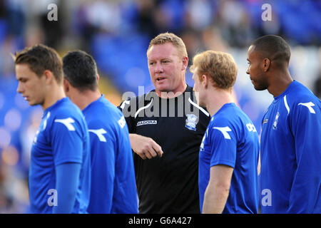 Football - Capital One Cup - première partie - Birmingham City / Plymouth Argyle - St Andrew's.Steve Watson (au centre), l'entraîneur de la première équipe de Birmingham City, parle aux joueurs pendant l'échauffement Banque D'Images