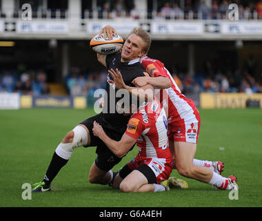 Newcastle Falcons Chris Harris est abordé par Gloucesters' Steph Reynolds (à droite) et Rhodri McAtee (au centre) pendant le JP Morgan Prem Rugby 7's au terrain de loisirs, Bath. Banque D'Images