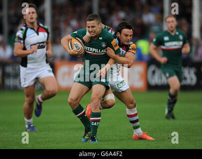 Rugby Union - J.P.Morgan Asset Management Premiership Rugby 7s - finales - terrain de loisirs.Le Steff Andrews de Leicester Tigers est attaqué par Harlequins Jordan Burns lors du rugby JP Morgan Prem 7 au terrain de loisirs de Bath. Banque D'Images