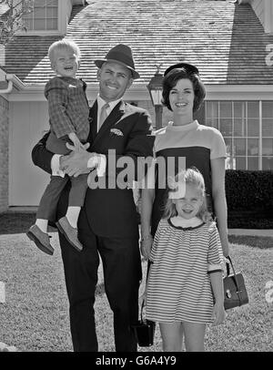 1960 SMILING FAMILY PORTRAIT Père Mère Fils Fille POSANT DEBOUT SUR LA PELOUSE AVANT DE SUBURBAN HOUSE LOOKING AT CAMERA Banque D'Images