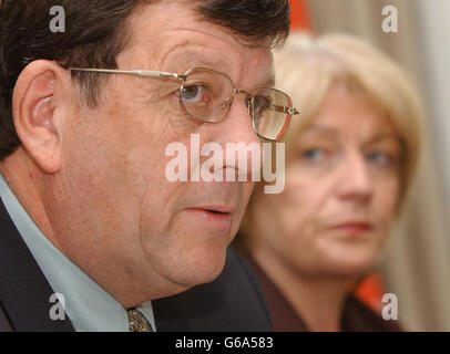 Pat Doherty, vice-président de Sinn Fein (à gauche), lors d'une conférence de presse à Londres avec Dodie McGuinness, représentant de Sinn Fein à Londres, avant les élections locales du 29 mai. Banque D'Images