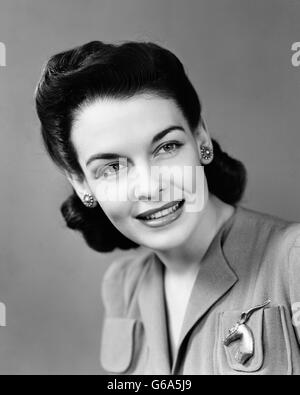 1940 SMILING BRUNETTE WOMAN PORTRAIT Banque D'Images