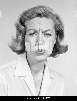 Années 1950 Années 1960 PORTRAIT FEMME CONCERNÉS SYMPATHIQUE EXPRESSION FACIALE LOOKING AT CAMERA Banque D'Images