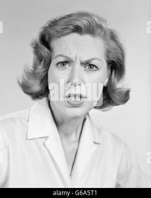 Années 1950 Années 1960 L'EXPRESSION DU VISAGE EN COLÈRE FEMME PORTRAIT Banque D'Images