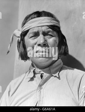 PORTRAIT 1930 NATIVE AMERICAN MAN LOOKING AT CAMERA SAN ILDEFONSO PUEBLO NOUVEAU MEXIQUE USA Banque D'Images