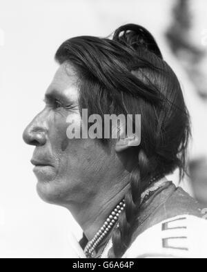 1920 PORTRAIT DE PROFIL DU CHEF SITTING EAGLE Native American Indian HOMME DE TRIBU SIOUX STONEY PRÈS DE BANFF ALBERTA CANADA Banque D'Images