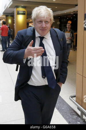 Boris Johnson arrive à l'aéroport d'Édimbourg après avoir assisté à sa fille des diplômes à l'Université de St Andrews, le jour que les électeurs vont aux urnes dans l'Union européenne référendum. Banque D'Images