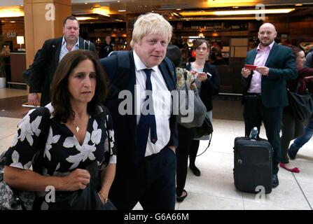 Boris Johnson avec femme Marina arrive à l'aéroport d'Édimbourg après avoir assisté à leur fille des diplômes à l'Université de St Andrews, le jour que les électeurs vont aux urnes dans l'Union européenne référendum. Banque D'Images