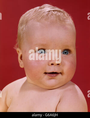 1960 PORTRAIT OF PRETTY HAPPY BABY GIRL Banque D'Images