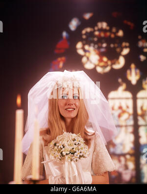 Années 1960 Années 1970 BRIDE HOLDING BOUQUET DE L'ÉGLISE PORTRAIT fleur fleurs MARIAGE RELIGION FEMME FEMMES MARIÉES Banque D'Images