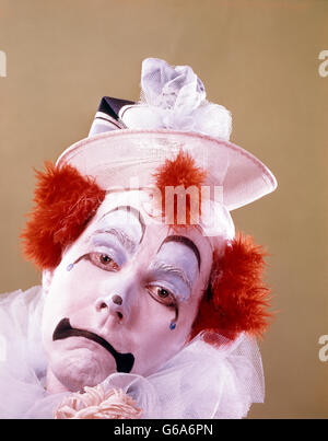 1970 PORTRAIT D'UN CLOWN TRISTE touffes de cheveux orange vif LOOKING AT CAMERA Banque D'Images