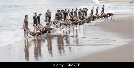 Le personnel de l'armée espagnole press ups sur la plage en Espagne Banque D'Images